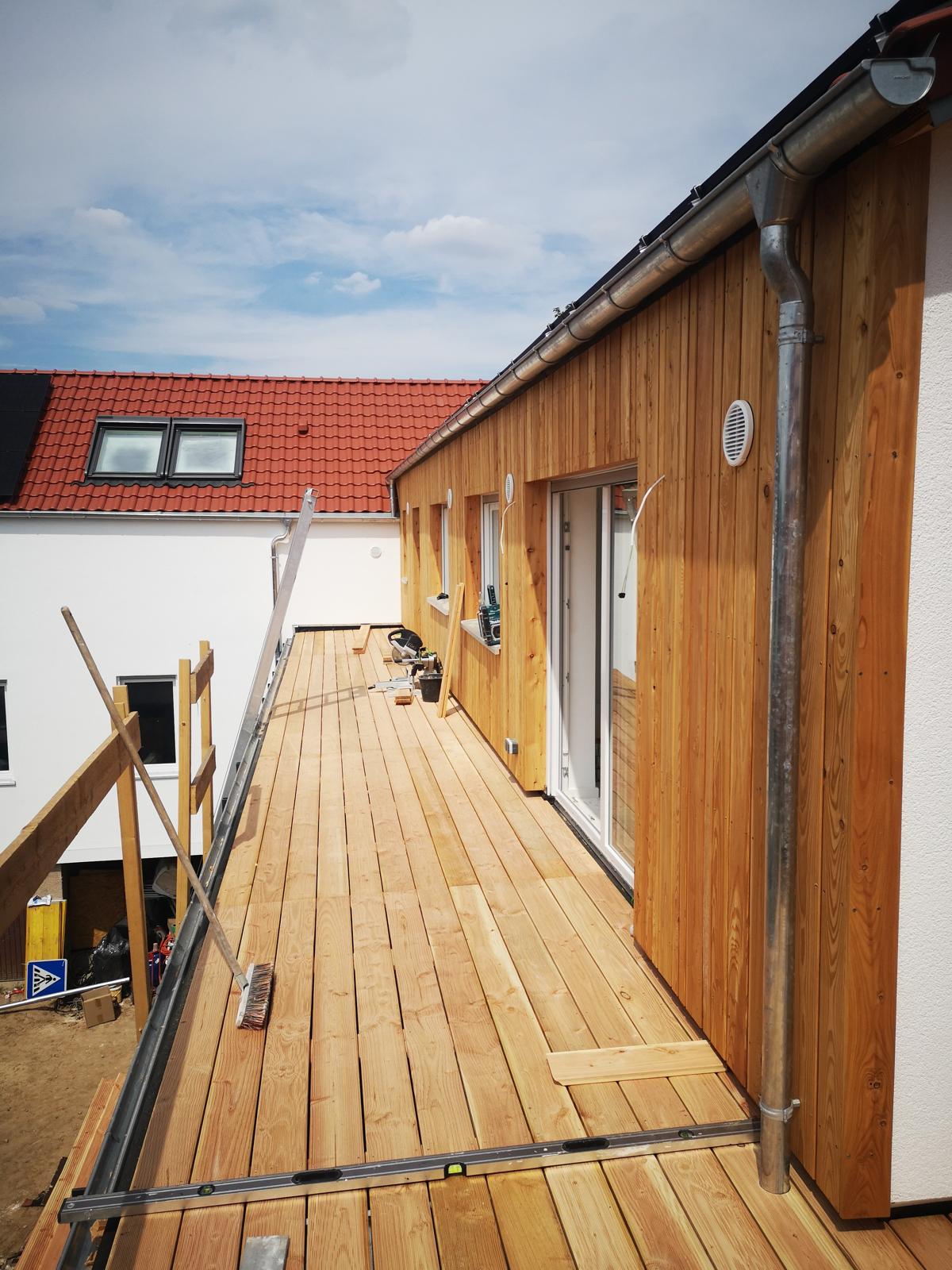 Holzfassade mit Dachterrasse