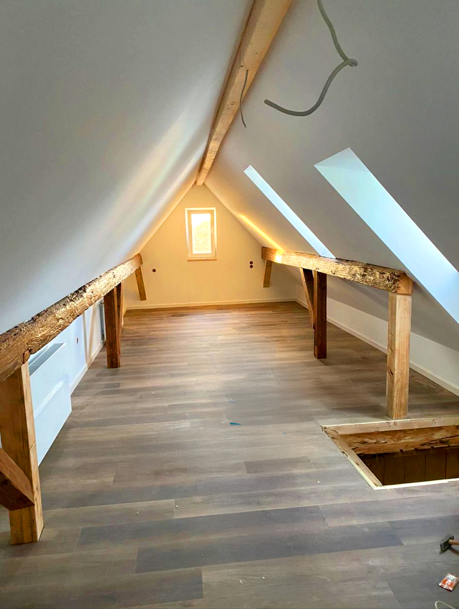 Dachgeschoss mit sichtbarem Holz