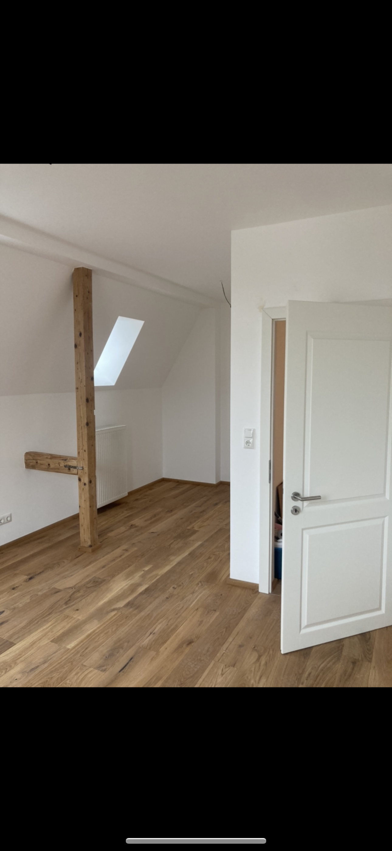 Wohnraum mit sichtbaren Holzbalken